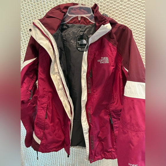 North Face Women’s Pink/Cranberry Hooded HyVent Winter Ski Jacket; Size S/P - Picture 6 of 14
